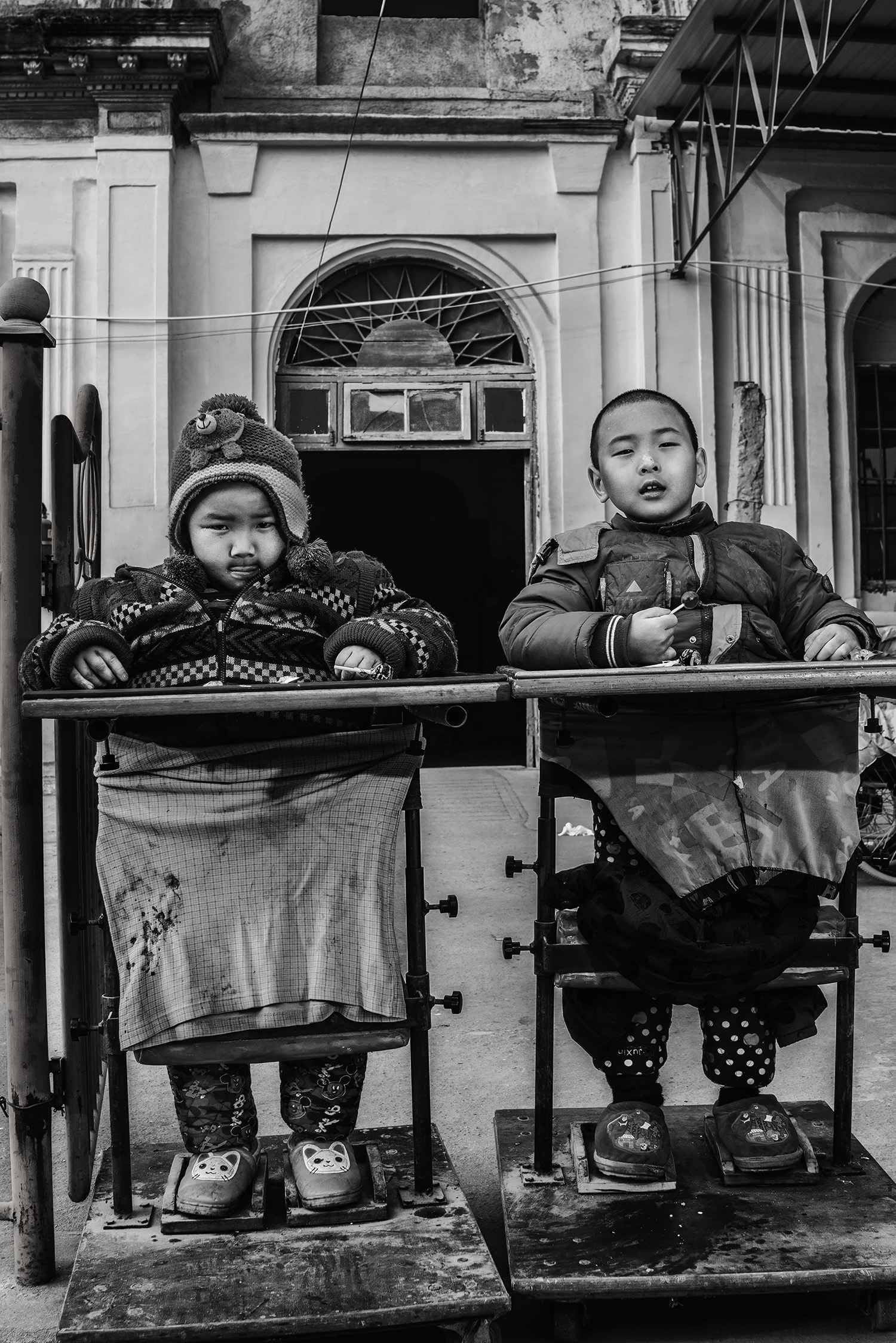 2 - Twin brothers, 11 years old. Hereditary spastic lower body paralysis. - 950ad7fc-7ee6-
